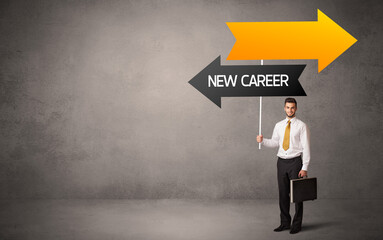 Obraz premium Young business person in casual holding road sign