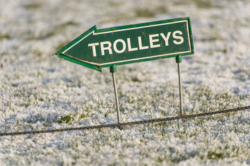 Trolleys - Schild auf dem Golfplatz im Winter