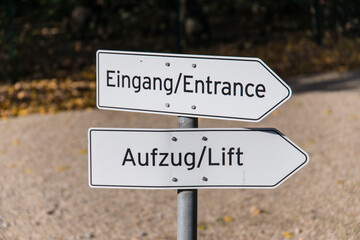 Hinweisschilder - Eingang Entrance - Aufzug/Lift