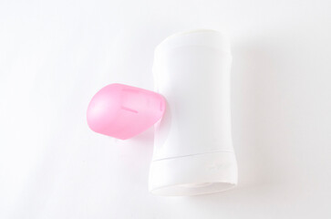 Antitranspirante en fondo blanco