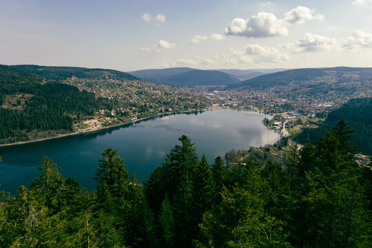 Vue sur la ville et le lac de Gérardmer dans les Vosges en France