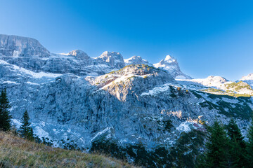 Fototapeta na wymiar snowy mountain in the alps 