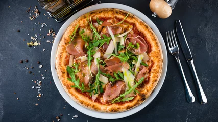 Foto auf Acrylglas Italian pizza with ham, parmesan, tomato sauce, arugula and spices. © smspsy