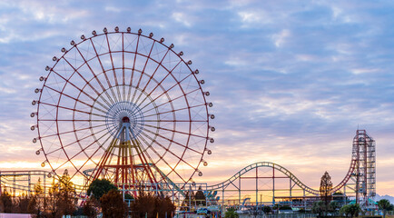 夕焼けの遊園地(アトラクション風景・観覧車) 
Amusement park at sunset...