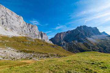 Fototapeta premium alpine rock formations in the swiss alps 