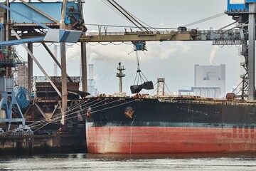 Unloading a huge ship
