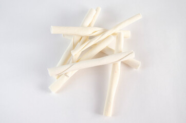 Palitos de carnaza en fondo blanco