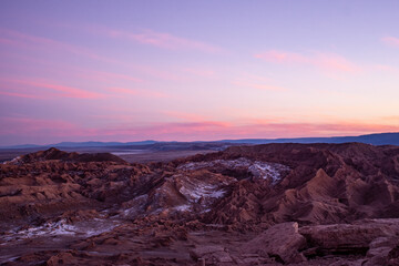 Atardecer sobre el desierto en el Valle de la Muerte, San Pedro de Atacama, región de Antofagasta, Chile. 