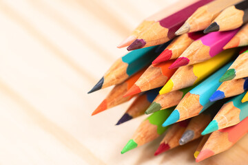 GRUPO DE LAPICES DE COLORES. FOTOGRAFIA HORIZONTAL. COLOR. 