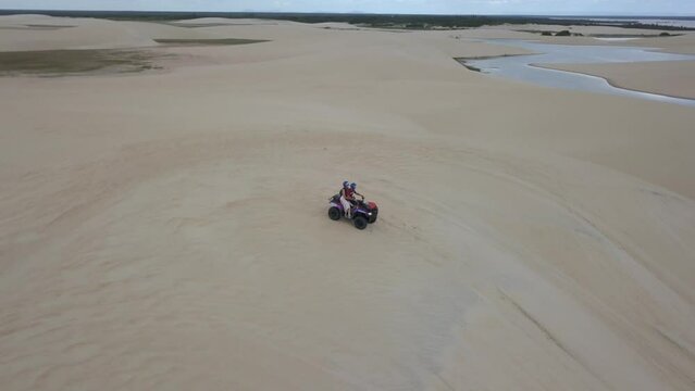 Vis&atilde;o a&eacute;rea em torno de um quadriciclo parado na Duna do Funil, Cear&aacute;