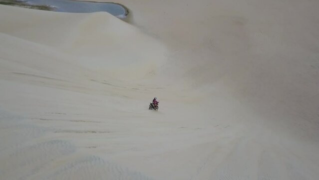 Homem descendo de moto uma duna de areia, Duna do Funil, Cear&aacute;