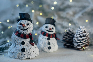 Dos muñecos de nieve de papel maché, amigos,  con sombrero y bufanda, navidad, adorno, diciembre, invierno, congelado