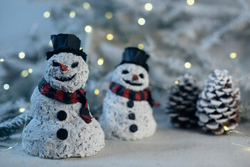 Dos muñecos de nieve de papel maché, amigos,  con sombrero y bufanda, navidad, adorno, diciembre,...