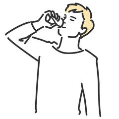 水を飲んでいる若い金髪の男性
