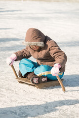 얼음위에서 썰매를 타고 있는 여자 어린이