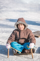 얼음위에서 썰매를 타고 있는 여자 어린이