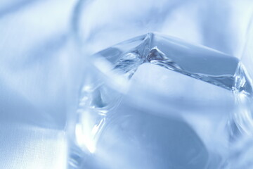 透明なグラスに入った水　白背景　余白スペース　シンプル　透き通った水　綺麗
