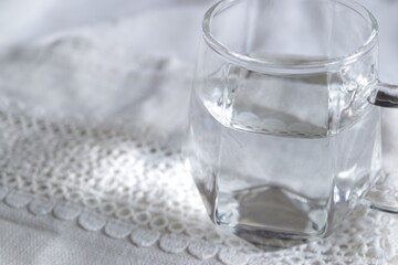 透明なグラスに入った水　白背景　余白スペース　シンプル　透き通った水　綺麗