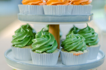 toma cerrada bandeja de bizcochos pequeños en evento de cumpleaño.