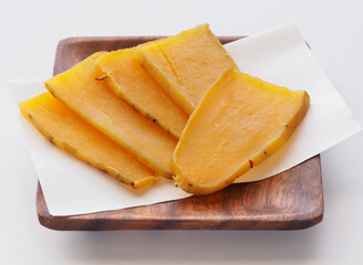 四角い木製の皿の上にのった干しいも