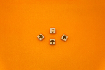 中央に3つの矢印が電球を指し示しアイデアを集めるオレンジの背景