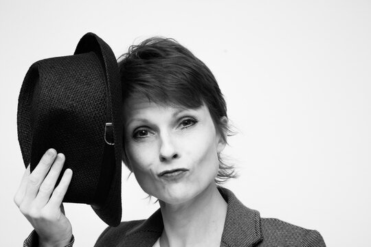 Schwarz-Weiß Portrait hübsche Frau mit Hut