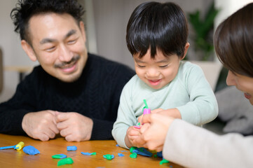 Obraz na płótnie Canvas 粘土で遊ぶ幼児と家族
