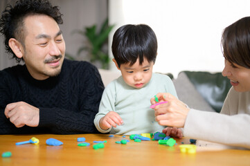 Fototapeta premium 粘土で遊ぶ幼児と家族