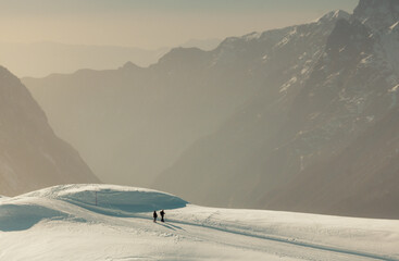 Deux randonneurs dans la neige en hiver en haute montagne 