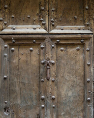 heurtoir sur une porte ancienne