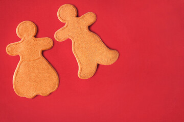 Gingerbread men on red