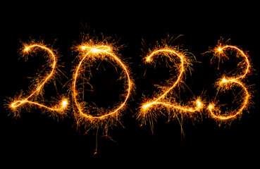 Jahreszahlen 2023 mit Wunderkerzen geschrieben vor dunklem Hintergrund.