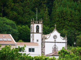 Naklejka premium Eglise Igreja de Santa Ana dans la ville de Furnas sur l'île de Sao Miguel dans l'archipel des Açores au Portugal. Europe