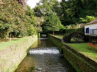 Moulin sur la rivière froide Ribeira Amarela dans la ville de Furnas sur l'île de Sao Miguel dans l'archipel des Açores au Portugal. Europe
