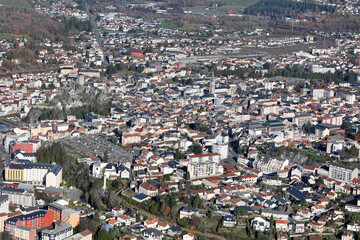 Obraz premium Vue aérienne sur la Ville de Lourdes en Hautes-Pyrénées, France