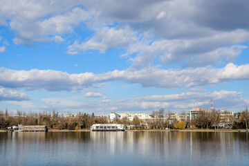 Obraz premium Landscape with large old trees near Herastrau lake in King Michael I Park (Herastrau) in Bucharest, Romania, in a sunny winter day