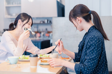 カフェでランチを食べる若い二人の女性