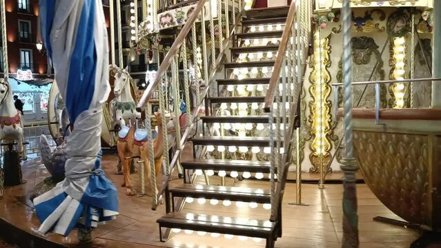 Bonito carrusel de caballos y carrozas para el disfrute de los ni&ntilde;os girando e iluminado