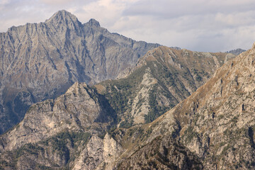 Wilde Hochgebirgslandschaft der Bernina-Alpen über dem Valchiavenna; Monte Gruf (2936m) von Südwesten gesehen