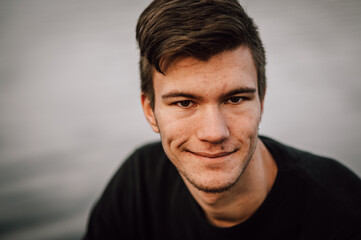 Obraz premium freundliches Portrait ein junger Mann, draußen. Viel Platz für Text. Mann lächelt in die Kamera