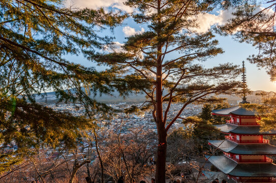 The last rays of the setting sun illuminating mount Fuji and the Churito Pagode on a December winter afternoon.