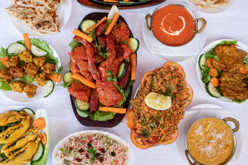 Mesa con un banquete de diferentes platos de comida de la India