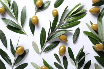 Obraz na płótnie Canvas Fresh green olives and leaves on white background, flat lay