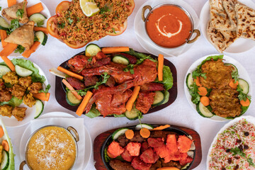 Mesa con un banquete de diferentes platos de comida de la India