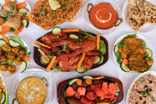 Mesa con un banquete de diferentes platos de comida de la India