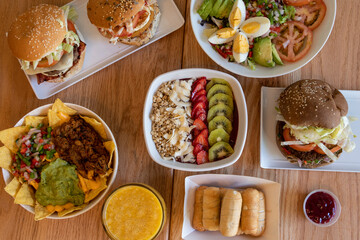 Mesa con un banquete de diferentes platos de comida