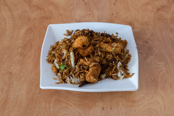 Arroz frito con gambas y carne 