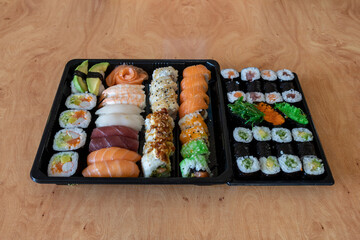 Plato variado de sushi japonés. 