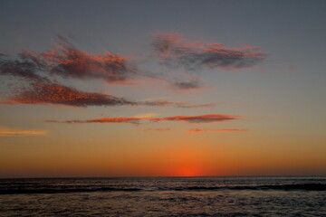 Fototapeta na wymiar Sonnenuntergang am Meer mit Wellen