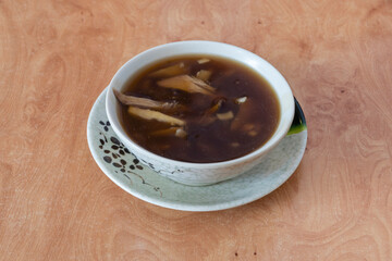 Taza con sopa de setas y bambú. Comida China